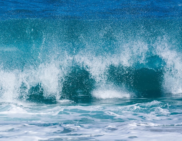 Poderosas olas rompen en Lumahai Beach Kauai