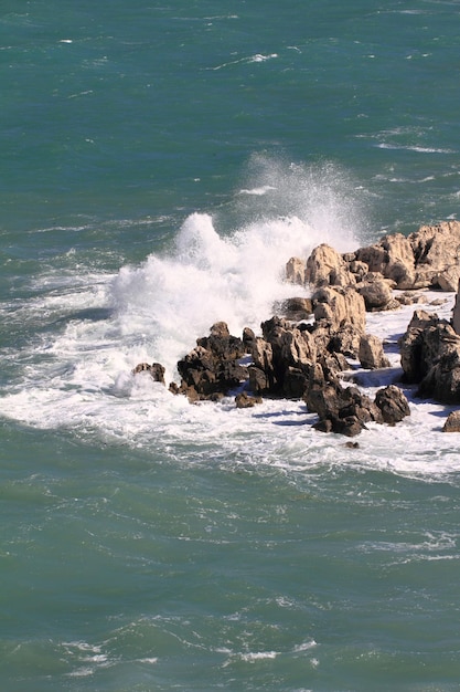 Poderosas olas rompiendo en una playa rocosa