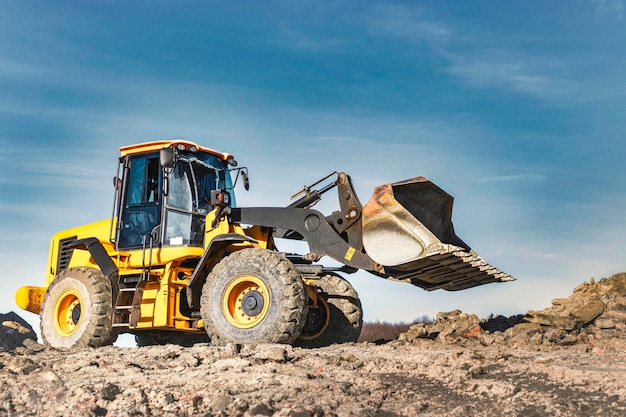 Poderoso carregador de rodas ou bulldozer trabalhando em uma pedreira ou canteiro de obras Terraplenagem em construção Equipamento moderno poderoso para terraplenagem