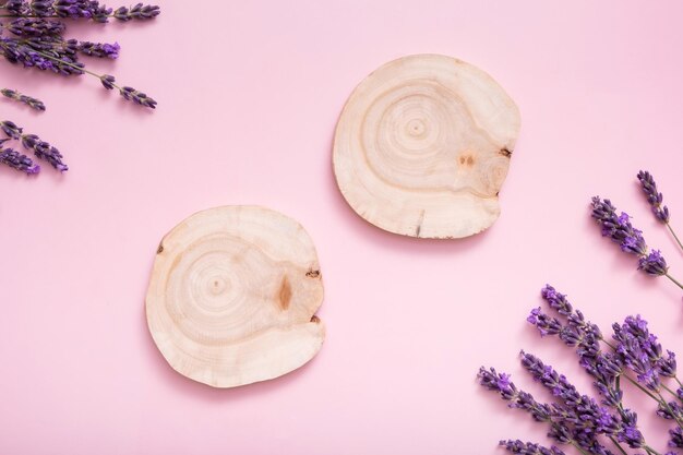 Podestbühne oder Podest mit Lavendelblüten Draufsicht Attrappe für Kosmetikprodukte xA