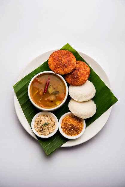 Podi idli é um lanche rápido e fácil feito com as sobras à toa. servido com sambar e chutney de coco. foco seletivo