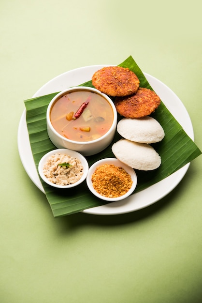 Podi idli é um lanche rápido e fácil feito com as sobras à toa. servido com sambar e chutney de coco. foco seletivo