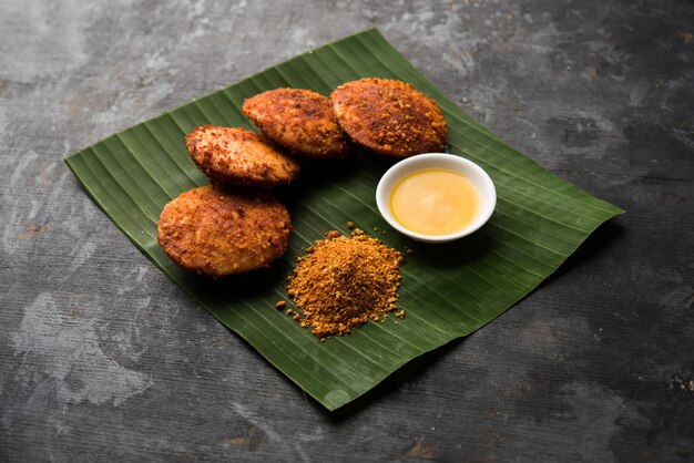 Podi idli é um lanche rápido e fácil feito com as sobras à toa. servido com sambar e chutney de coco. foco seletivo