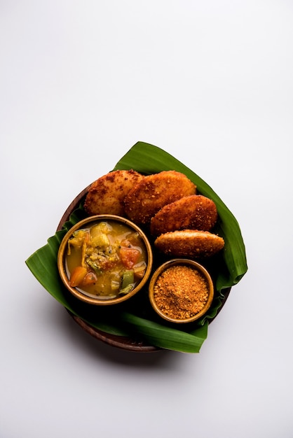 Podi idli é um lanche rápido e fácil feito com as sobras à toa. servido com sambar e chutney de coco. foco seletivo