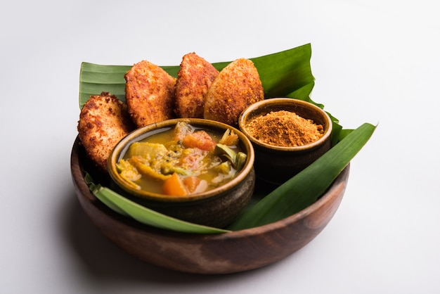 Podi idli é um lanche rápido e fácil feito com as sobras à toa. servido com sambar e chutney de coco. foco seletivo