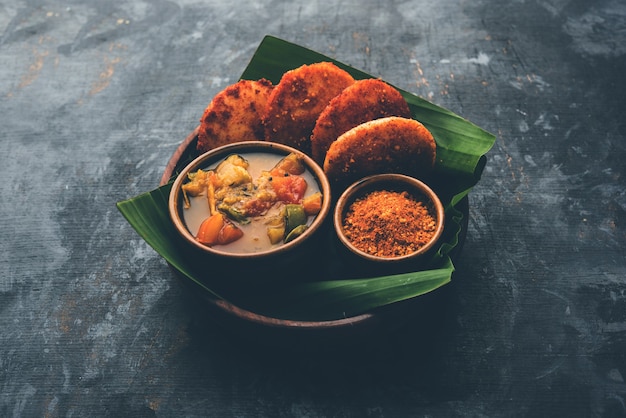 Podi idli é um lanche rápido e fácil feito com as sobras à toa. servido com sambar e chutney de coco. foco seletivo