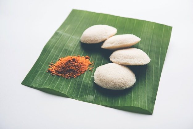 Podi idli es un bocadillo rápido y fácil hecho con las sobras sin hacer nada. servido con sambar y chutney de coco. enfoque selectivo