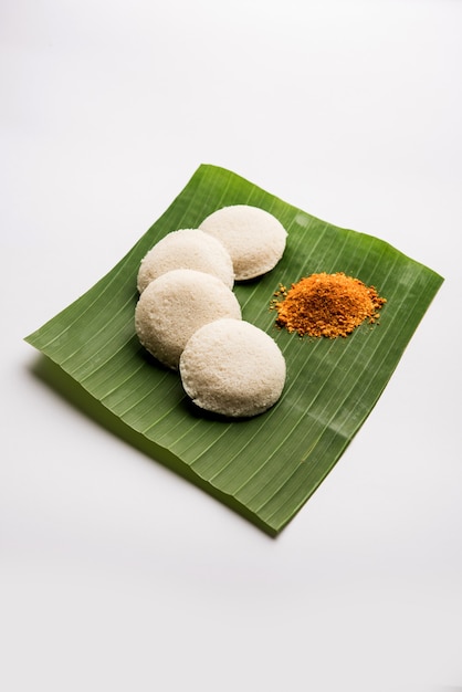 Podi idli es un bocadillo rápido y fácil hecho con las sobras sin hacer nada. servido con sambar y chutney de coco. enfoque selectivo