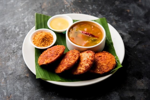 Podi idli es un bocadillo rápido y fácil hecho con las sobras sin hacer nada. servido con sambar y chutney de coco. enfoque selectivo