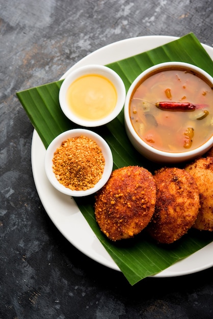 Podi idli es un bocadillo rápido y fácil hecho con las sobras sin hacer nada. servido con sambar y chutney de coco. enfoque selectivo