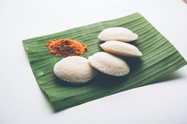 Podi idli ist ein schneller und einfacher Snack aus Resten von Idle. serviert mit Sambar und Kokos-Chutney. selektiver Fokus