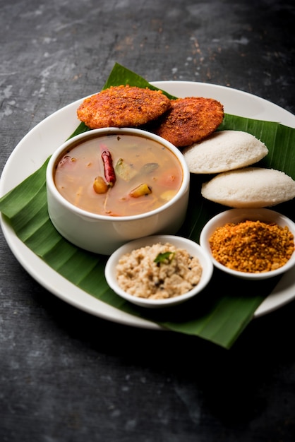 Podi idli ist ein schneller und einfacher Snack aus Resten von Idle. serviert mit Sambar und Kokos-Chutney. selektiver Fokus