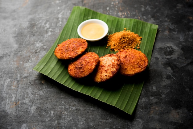 Podi idli ist ein schneller und einfacher Snack aus Resten von Idle. serviert mit Sambar und Kokos-Chutney. selektiver Fokus