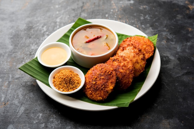 Podi idli ist ein schneller und einfacher Snack aus Resten von Idle. serviert mit Sambar und Kokos-Chutney. selektiver Fokus