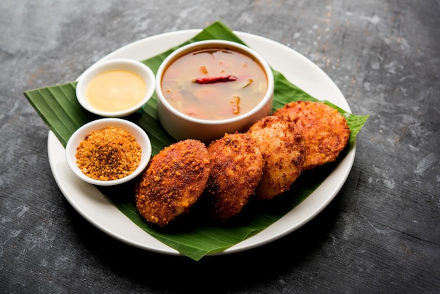 Podi idli ist ein schneller und einfacher Snack aus Resten von Idle. serviert mit Sambar und Kokos-Chutney. selektiver Fokus