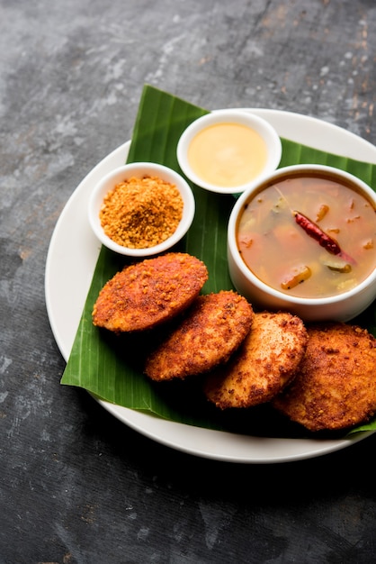 Podi idli ist ein schneller und einfacher Snack aus Resten von Idle. serviert mit Sambar und Kokos-Chutney. selektiver Fokus