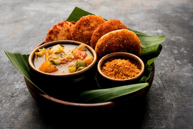Podi idli ist ein schneller und einfacher Snack aus Resten von Idle. serviert mit Sambar und Kokos-Chutney. selektiver Fokus