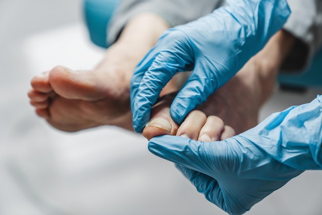 Podiatra que trata los pies durante el procedimiento