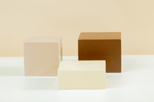 podio 3d en forma de cubo de varios tamaños en color tierra