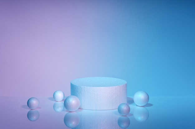 Podio blanco sobre fondo azul y rosa para diseño publicitario