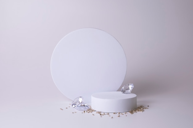 Podio blanco sobre fondo blanco con diamantes y pequeños cristales. Podio para producto, presentación cosmética. Maqueta creativa. Pedestal o plataforma para productos de belleza. Diseño minimalista.