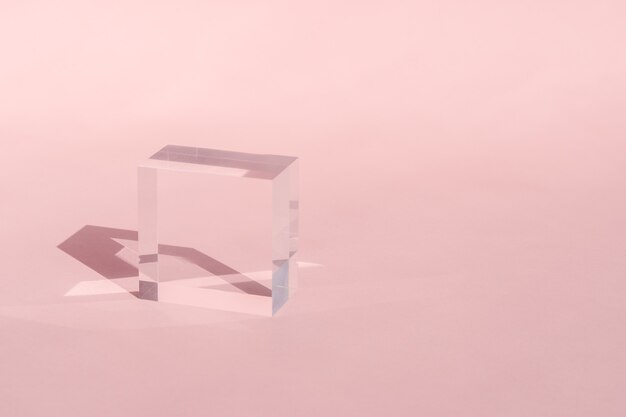 Podio de bloque acrílico para presentación de producto cubo transparente de vidrio con reflejo de sol geométrico