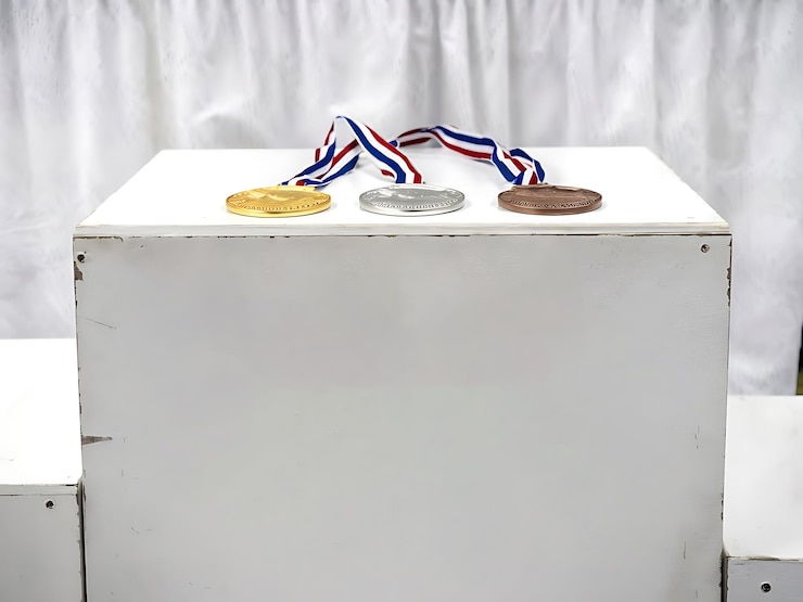 Foto pódio branco em branco com vencedor subcampeão 1o 2o 3o medalhas com espaço para cópia