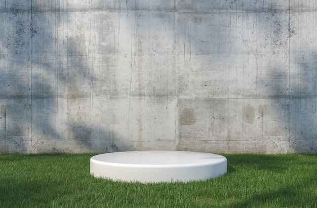 Pódio branco para produto no gramado com sombra de árvore e parede de concreto