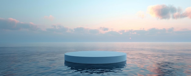 Un podio circular azul en el agua con un fondo pacífico de amanecer y nubes ligeras
