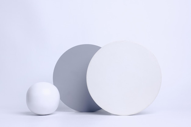 Pódio de círculo e bola com espaço em branco para maquete do produto