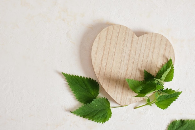 Pódio de madeira em forma de coração e folhas de urtiga