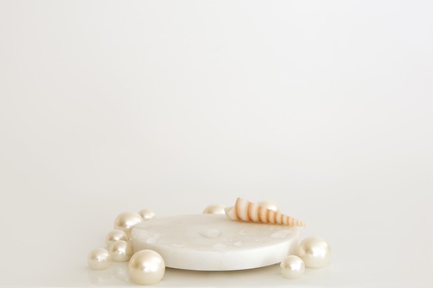 Pódio de mármore branco com pérolas, conchas e gotas de água no fundo branco. Pódio para produto, apresentação cosmética. Mock up criativo. Pedestal ou plataforma para produtos de beleza.