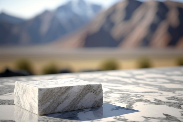 Pódio de pedra branca feito de pedra bela paisagem com montanhas e céu azul no fundo pl