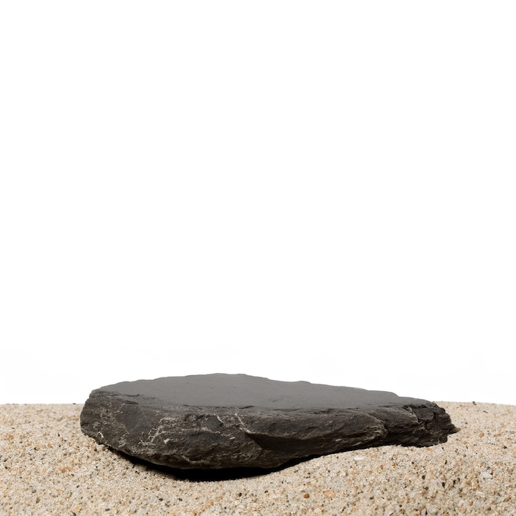 Foto podio de pedra real em areia com fundo branco