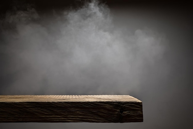 Pódio de prancha de madeira com fumaça no escuro