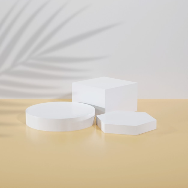 Pódio de produto cosmético minimalista com fundo de sombra em folha de palmeira