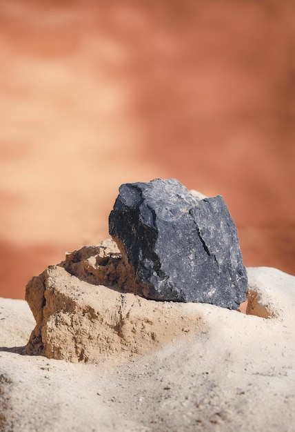 Podio de exhibición de productos hecho de rocas oscuras y claras sentadas en arena, render 3d