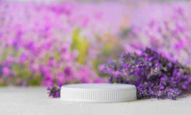 Podio de lavanda blanca para cosméticos de lugar Enfoque selectivo