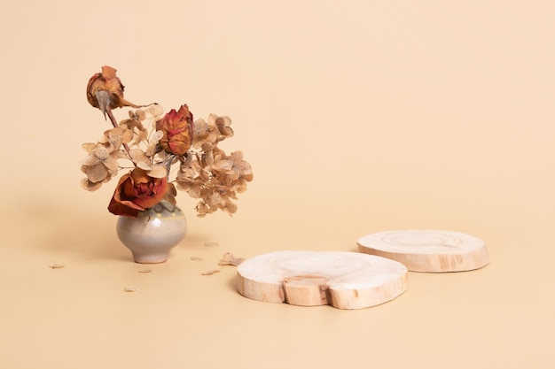 Podio de madera o pedestal para productos cosméticos Monocromo beige neutro con flores secas en blanco