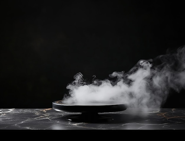 Podio negro redondo vacío con humo en una plataforma de mármol con fondo negro para la exhibición de productos