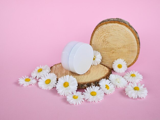 Podio o plataforma de madera sobre fondo rosa pastel para maqueta de productos cosméticos