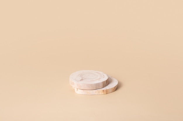 Foto pódio ou pedestal de madeira para perfumes cosméticos ou joias monocromático bege neutro em estilo rústico em branco