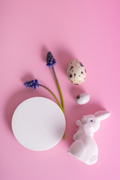 Pódio ou plataforma vazio e coelho branco com ovos símbolo da Páscoa em fundo rosa