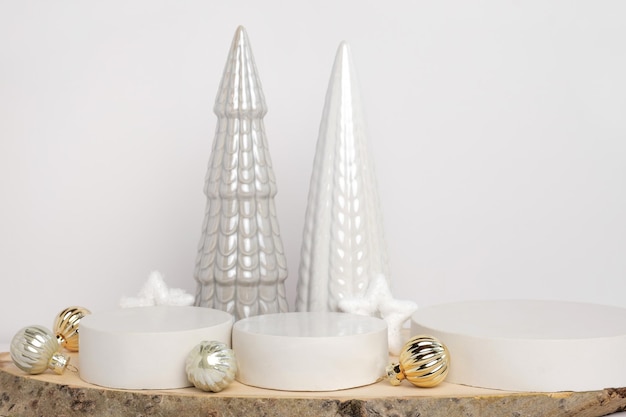 Pódio para apresentação em suporte de madeira com decoração de árvore de Natal em fundo de parede branca moderna forma geométrica cilindro cena de esfera para mostrar vitrine de produtos 3D na moda