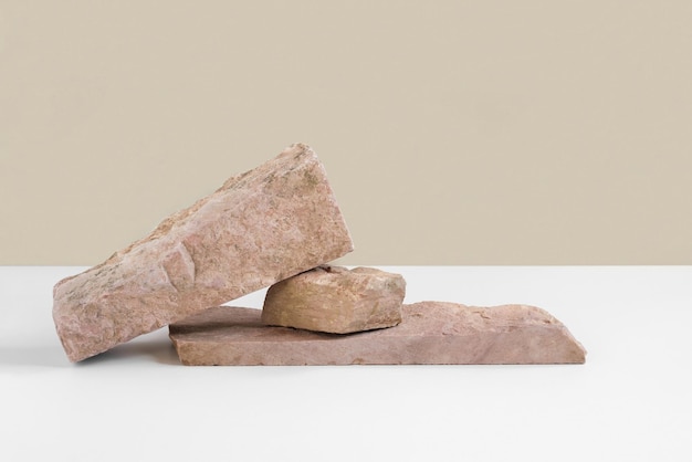 Podio de piedra para promoción sobre fondo beige Pedestal de roca natural Escena de maqueta de exhibición de escaparate