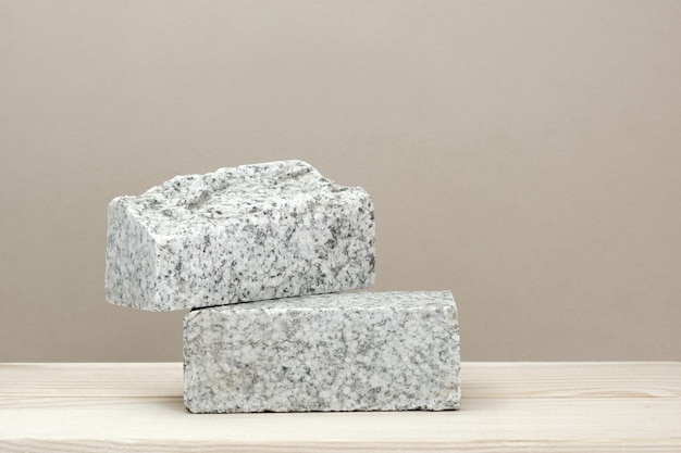 Podio de piedra para promoción sobre fondo beige Pedestal de roca natural Escena de maqueta de exhibición de escaparate