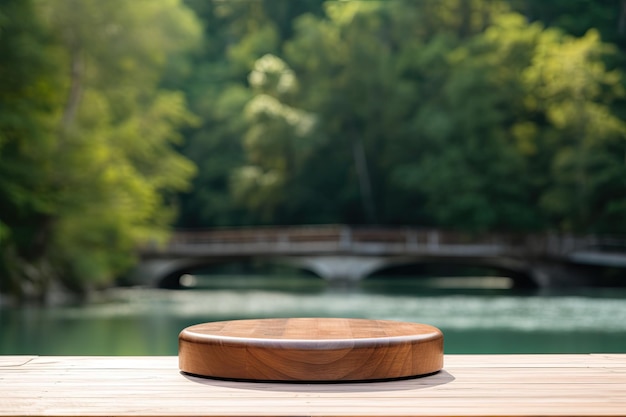 Podio redondo de madera para productos con fondo natural