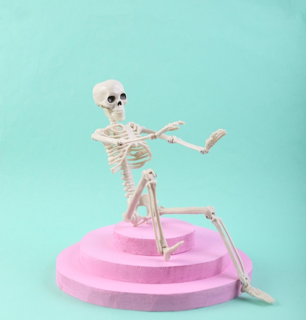 Pódio rosa com esqueleto em fundo azul Composição abstrata em design minimalista
