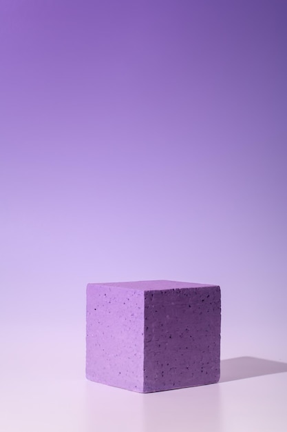 Podio vacío o soporte para exhibición de productos sobre fondo violeta Etapa de producto cosmético en colores violetas sobre fondo degradado