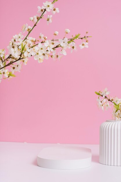 Pódio vazio ou pedestal com flores de primavera Imita produtos cosméticos